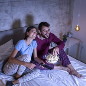 ¿Una noche romántica en casa? 5 películas y series de Netflix para ver en pareja